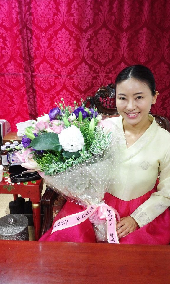 신자로부터 꽃을 받으시고