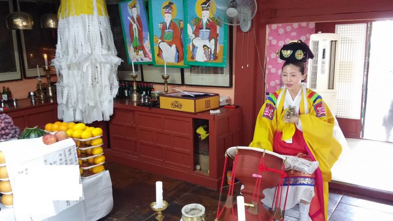 국가무형문화재 104호 서울새남굿 진행(2015년6월 국사당)