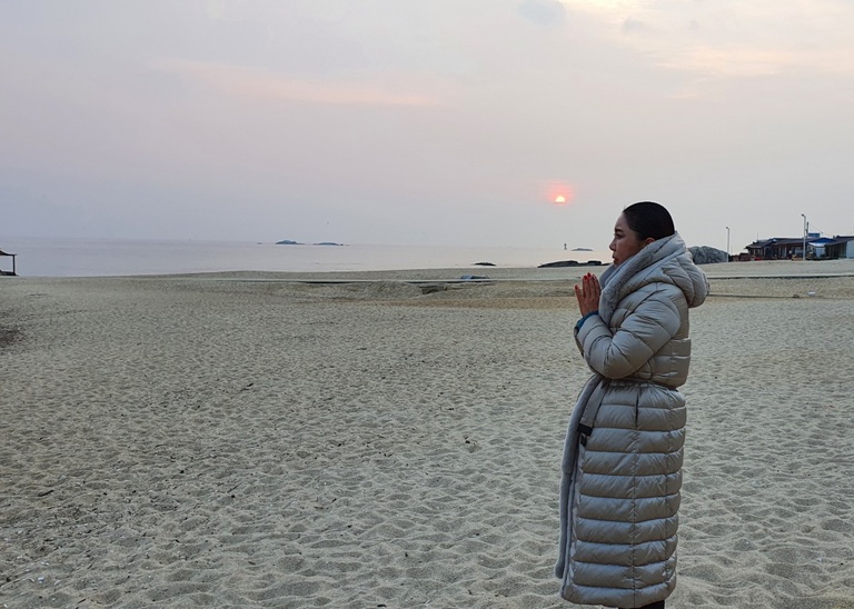 일출 기도 (2020.12.7, 강릉시 경포대 인근 해변)