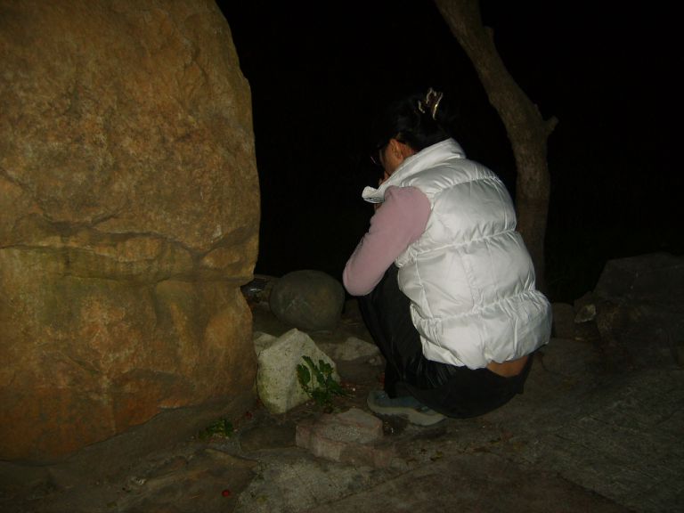 계룡산 기도터 "돌 할머니" 앞에서 기도